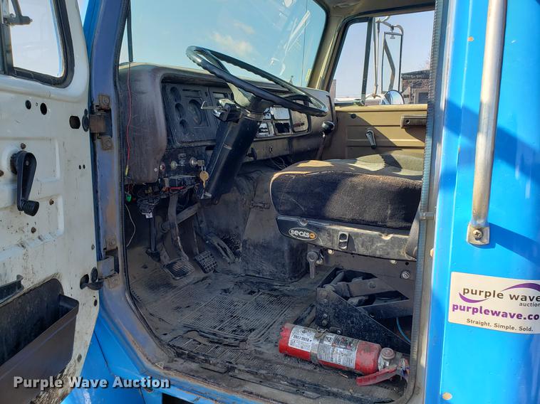 image for item DD3947 1986 International 1954 dump truck