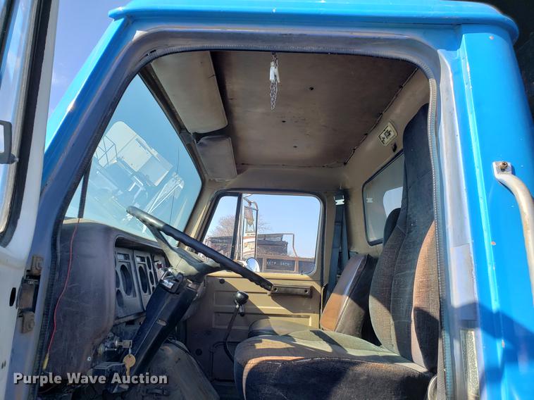 image for item DD3947 1986 International 1954 dump truck