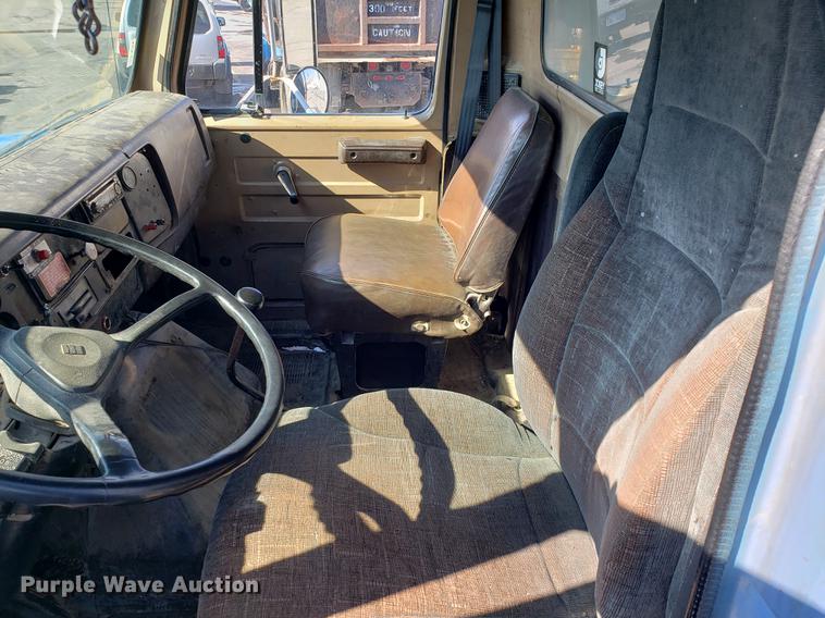 image for item DD3947 1986 International 1954 dump truck