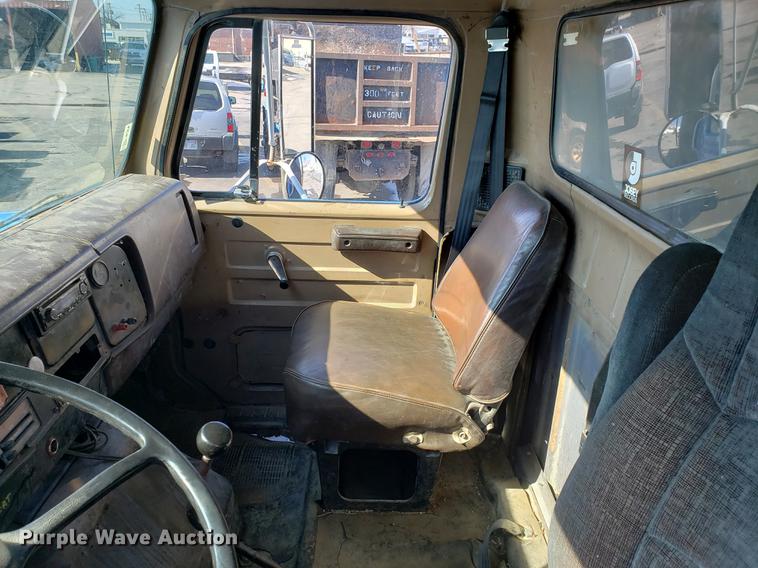 image for item DD3947 1986 International 1954 dump truck