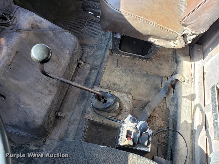 image for item DD3947 1986 International 1954 dump truck