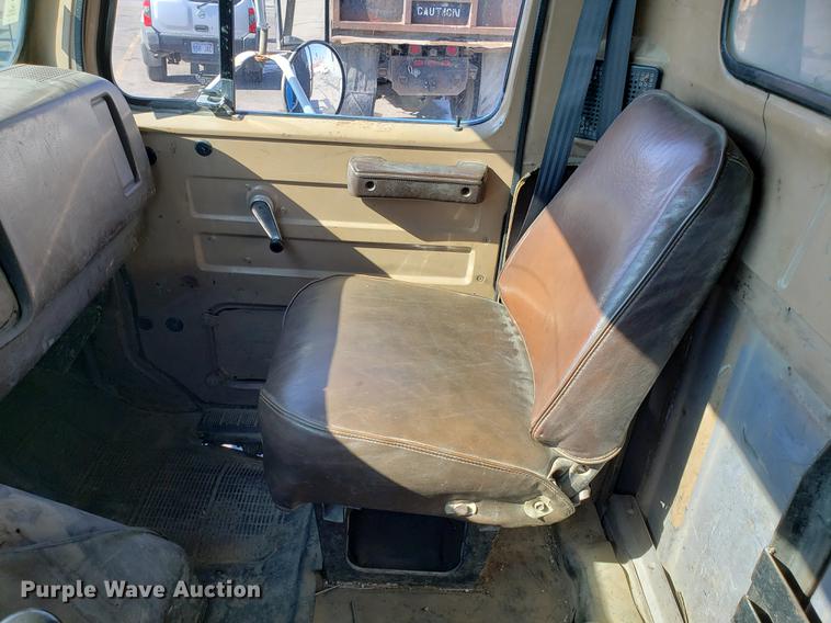 image for item DD3947 1986 International 1954 dump truck