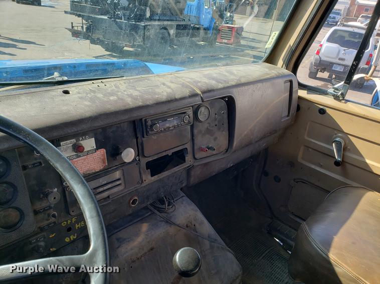 image for item DD3947 1986 International 1954 dump truck