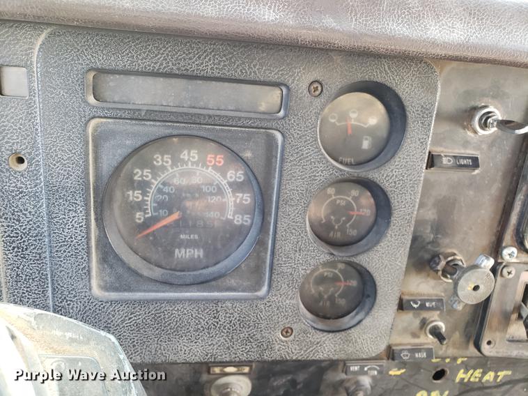 image for item DD3947 1986 International 1954 dump truck