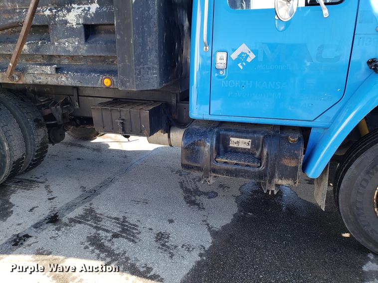 image for item DD3947 1986 International 1954 dump truck