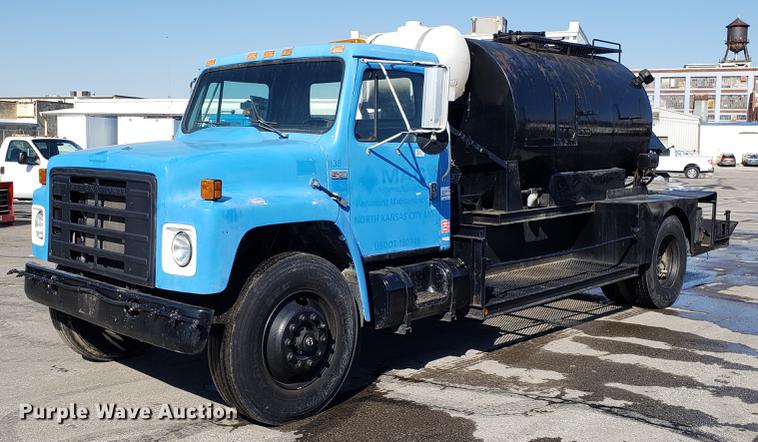 image for item DD3951 1984 International 1954 seal coat truck