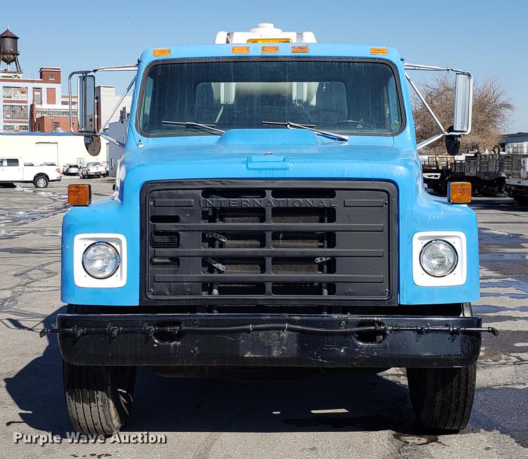 image for item DD3951 1984 International 1954 seal coat truck