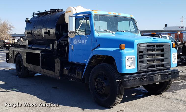 image for item DD3951 1984 International 1954 seal coat truck