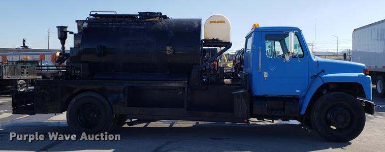 image for item DD3951 1984 International 1954 seal coat truck