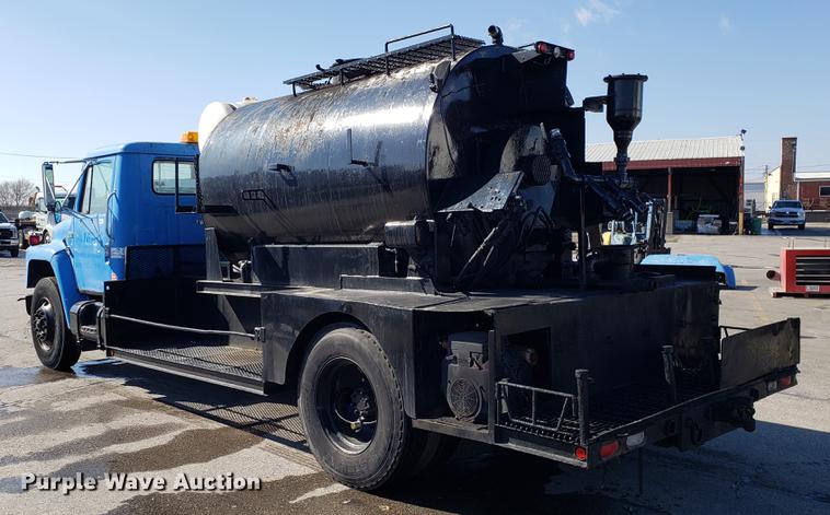 image for item DD3951 1984 International 1954 seal coat truck