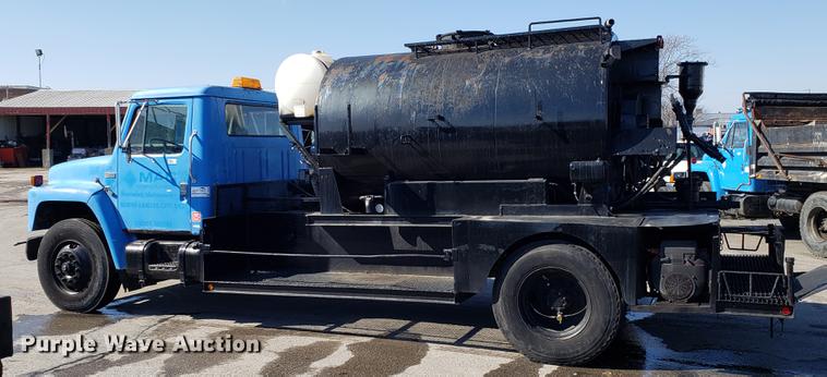 image for item DD3951 1984 International 1954 seal coat truck