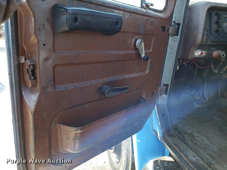 image for item DD3951 1984 International 1954 seal coat truck