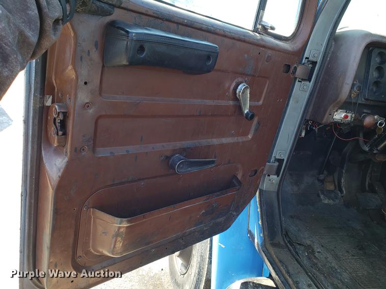 image for item DD3951 1984 International 1954 seal coat truck