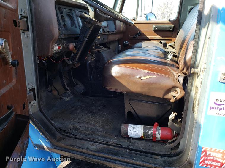 image for item DD3951 1984 International 1954 seal coat truck