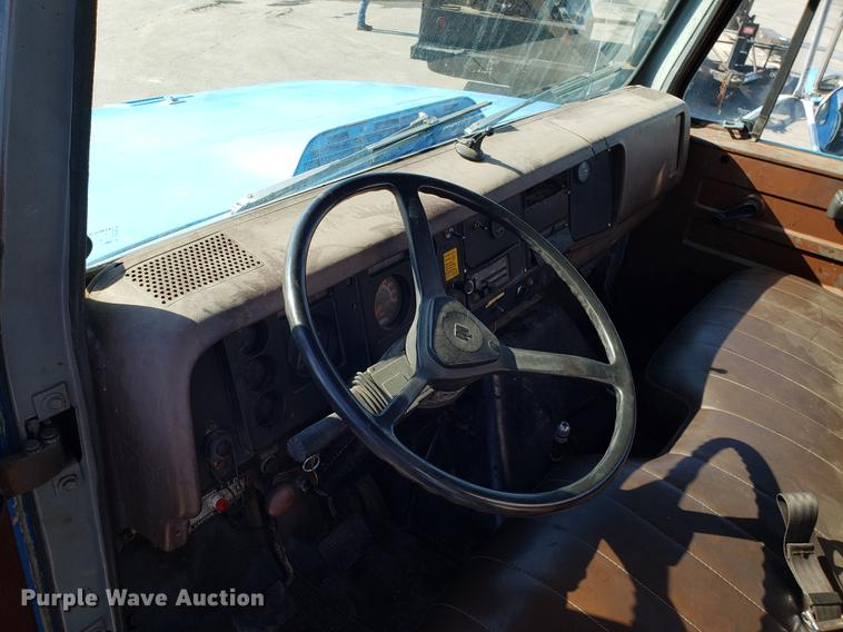 image for item DD3951 1984 International 1954 seal coat truck