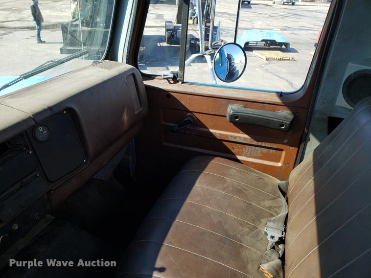 image for item DD3951 1984 International 1954 seal coat truck