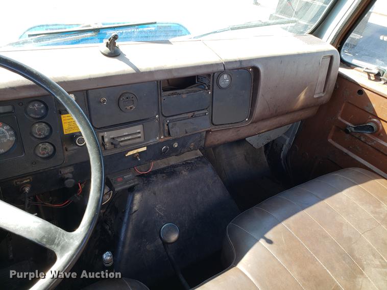 image for item DD3951 1984 International 1954 seal coat truck