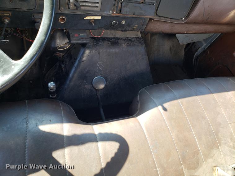 image for item DD3951 1984 International 1954 seal coat truck