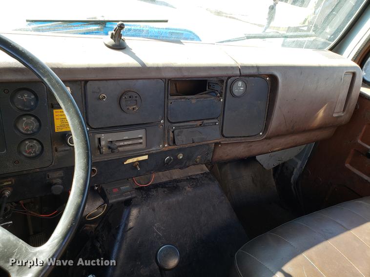 image for item DD3951 1984 International 1954 seal coat truck