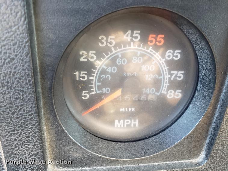 image for item DD3951 1984 International 1954 seal coat truck