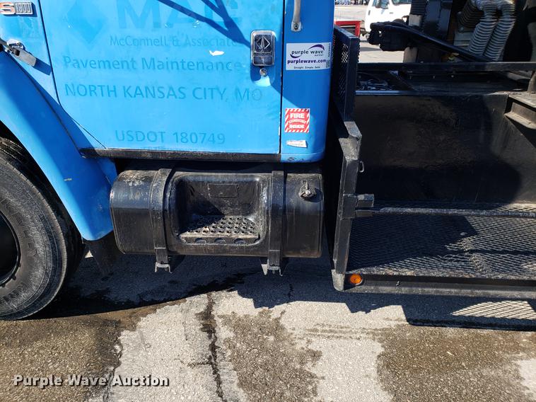 image for item DD3951 1984 International 1954 seal coat truck