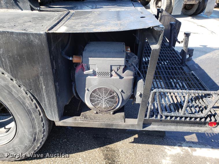 image for item DD3951 1984 International 1954 seal coat truck