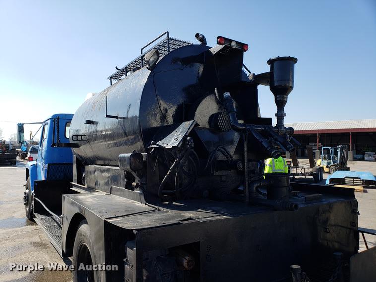 image for item DD3951 1984 International 1954 seal coat truck