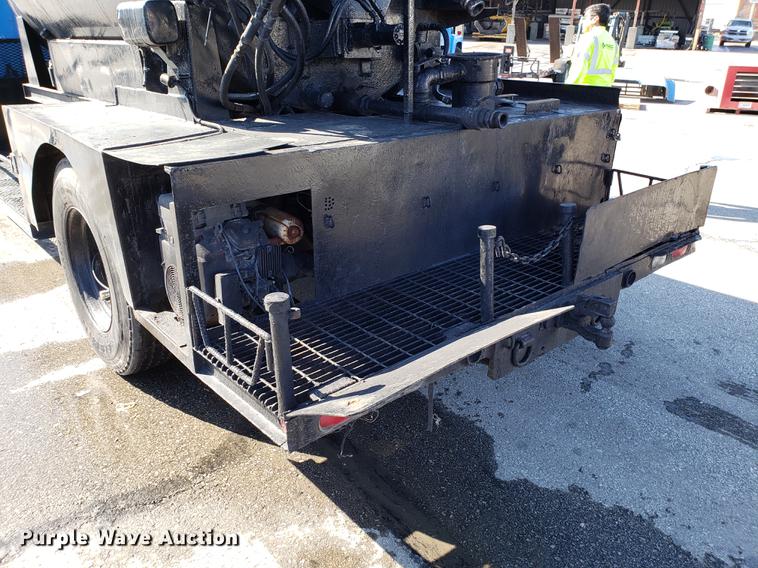 image for item DD3951 1984 International 1954 seal coat truck