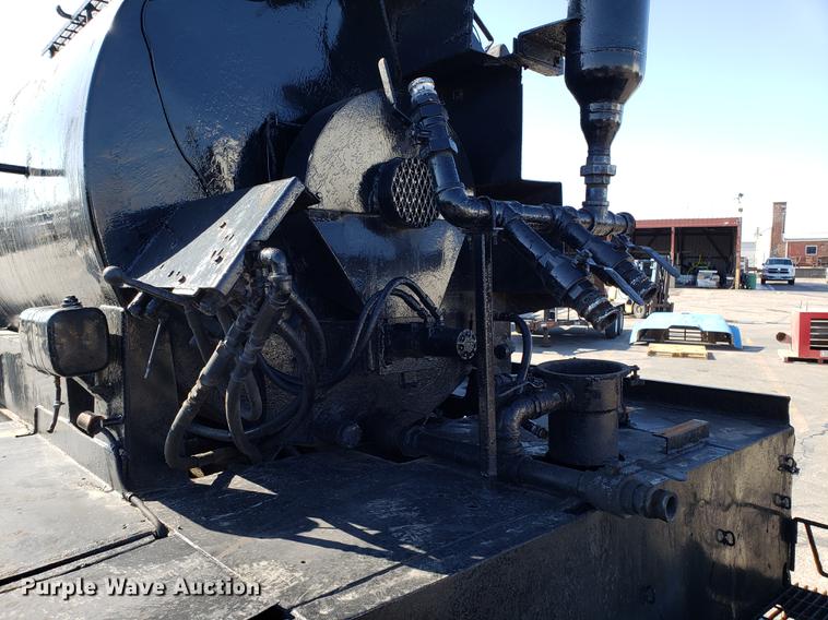 image for item DD3951 1984 International 1954 seal coat truck