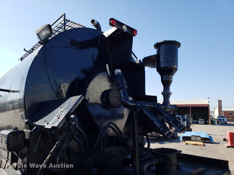 image for item DD3951 1984 International 1954 seal coat truck