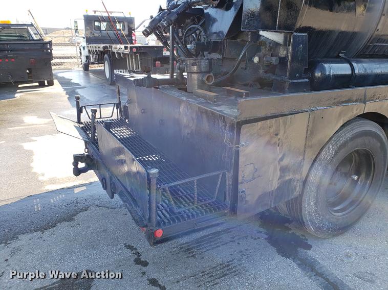 image for item DD3951 1984 International 1954 seal coat truck