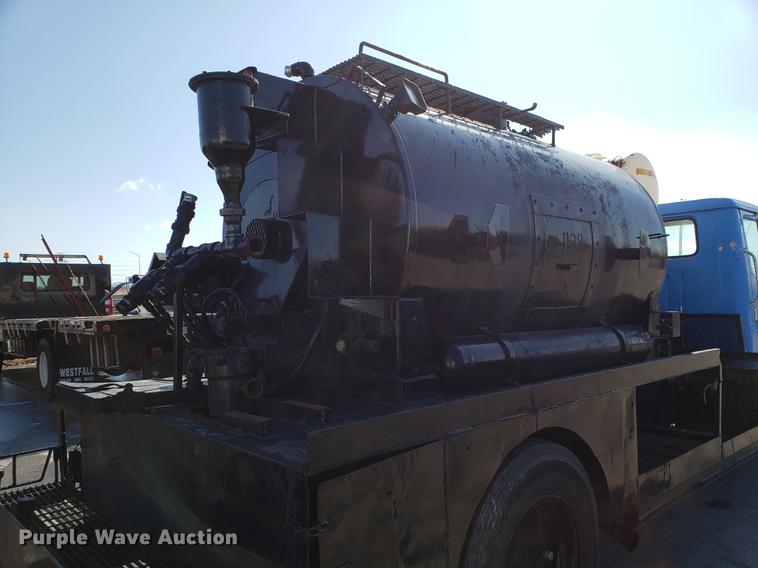 image for item DD3951 1984 International 1954 seal coat truck