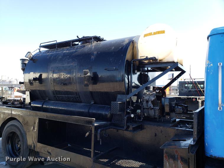 image for item DD3951 1984 International 1954 seal coat truck