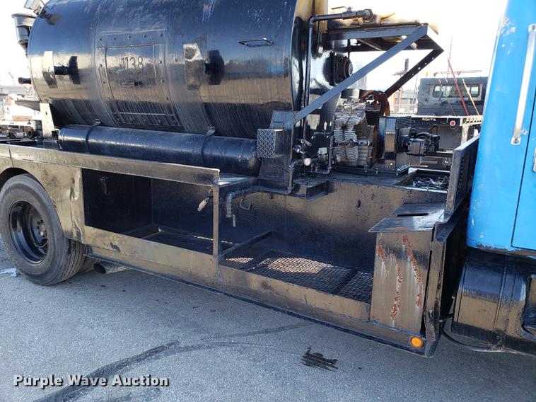 image for item DD3951 1984 International 1954 seal coat truck