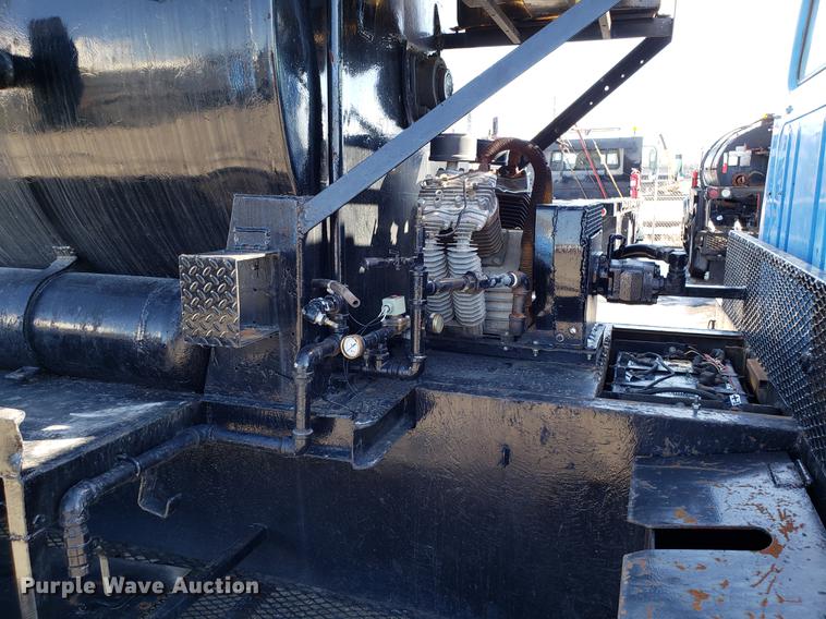 image for item DD3951 1984 International 1954 seal coat truck