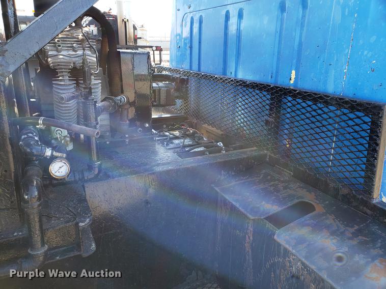 image for item DD3951 1984 International 1954 seal coat truck