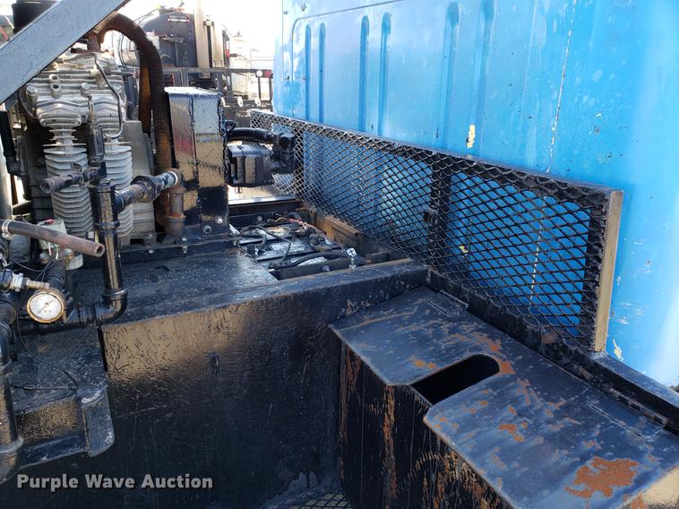 image for item DD3951 1984 International 1954 seal coat truck