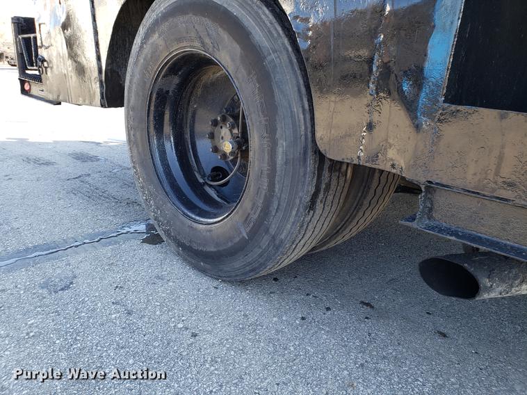 image for item DD3951 1984 International 1954 seal coat truck