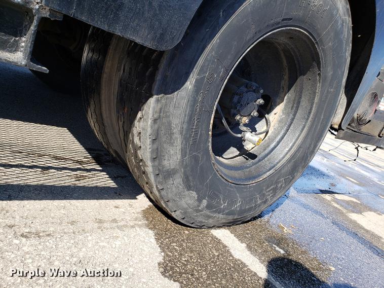 image for item DD3951 1984 International 1954 seal coat truck