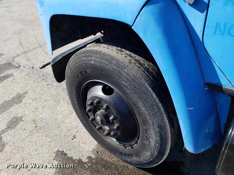 image for item DD3951 1984 International 1954 seal coat truck