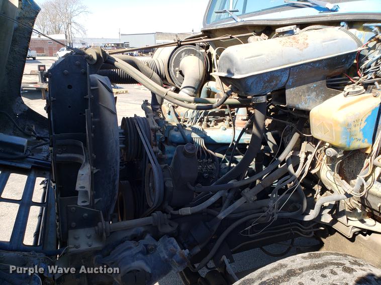 image for item DD3951 1984 International 1954 seal coat truck