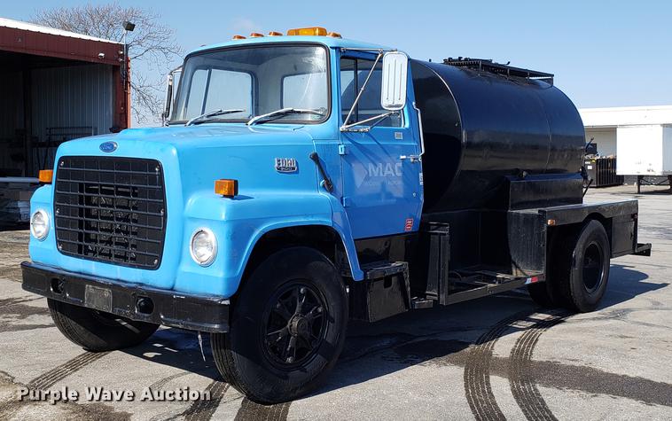 image for item DD3954 1984 Ford F700 seal coat truck