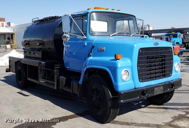 image for item DD3954 1984 Ford F700 seal coat truck