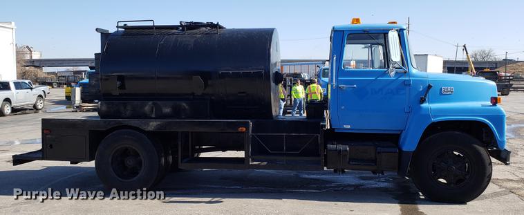 image for item DD3954 1984 Ford F700 seal coat truck