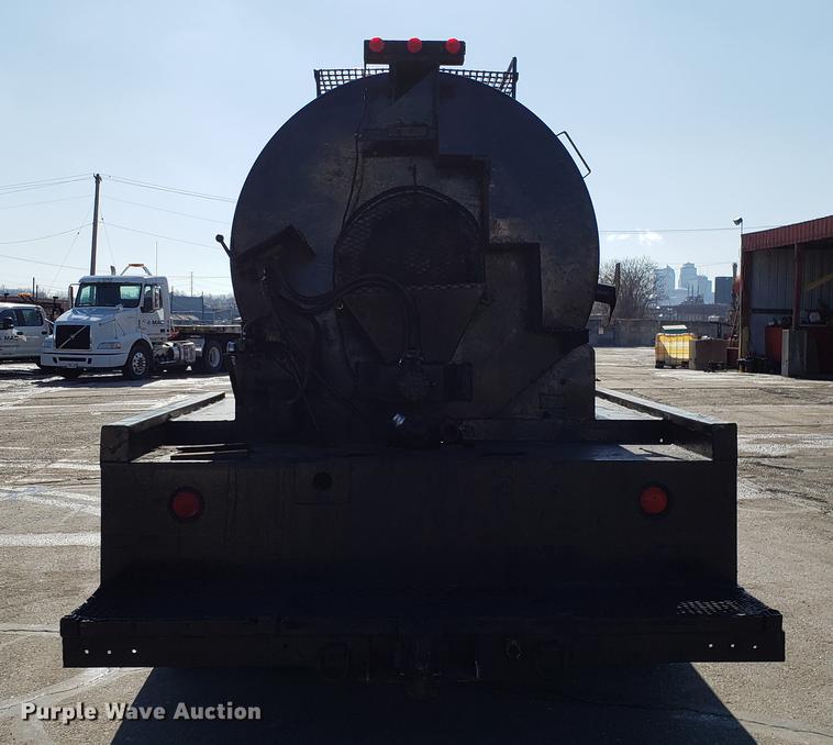 image for item DD3954 1984 Ford F700 seal coat truck