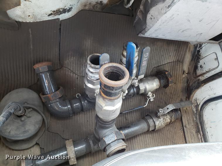 image for item DD3954 1984 Ford F700 seal coat truck