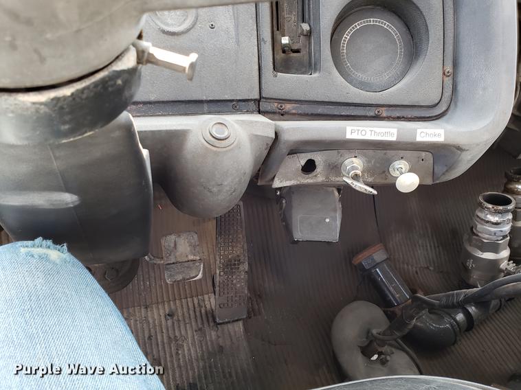 image for item DD3954 1984 Ford F700 seal coat truck