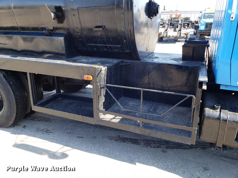 image for item DD3954 1984 Ford F700 seal coat truck