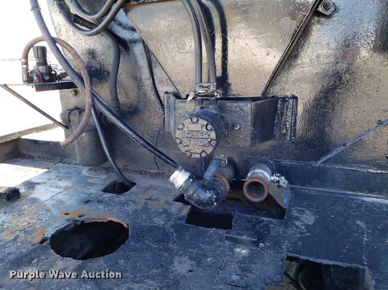 image for item DD3954 1984 Ford F700 seal coat truck