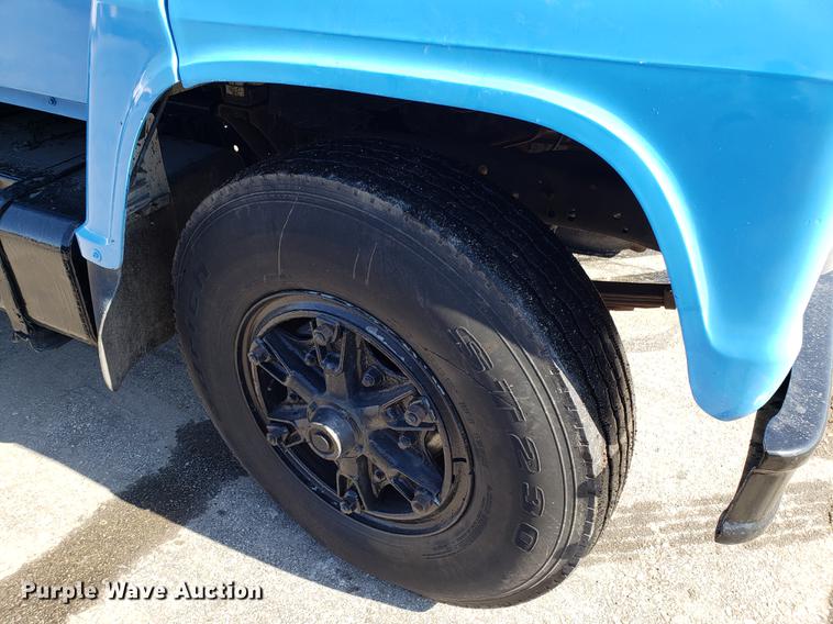 image for item DD3954 1984 Ford F700 seal coat truck